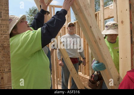 Les femmes bénévoles aident construire maison pour famille à faible revenu grâce à Habitat pour l'humanité Banque D'Images