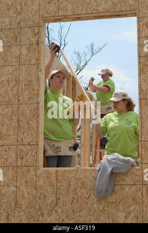 Les femmes bénévoles aident construire maison pour famille à faible revenu grâce à Habitat pour l'humanité Banque D'Images