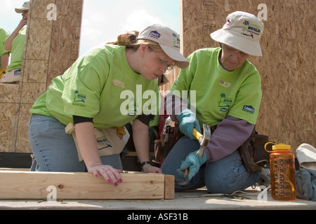 Les femmes bénévoles aident construire maison pour famille à faible revenu grâce à Habitat pour l'humanité Banque D'Images