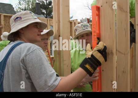 Les femmes bénévoles aident construire maison pour famille à faible revenu grâce à Habitat pour l'humanité Banque D'Images