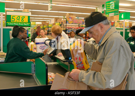 Harper Woods Michigan Shopper à Food Basics une chaîne de supermarchés discount administré par un P Banque D'Images