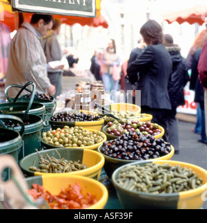 Vente de trader sur un olives food à Borough Market, London Bridge Southwark London UK Sud KATHY DEWITT Banque D'Images