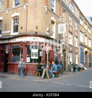 Maçons Arms Pub, 'Charlotte' et 'route' Rivington Street East End Hoxton London UK KATHY DEWITT Banque D'Images