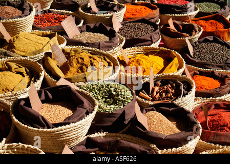 Épices colorées sur market stall Banque D'Images