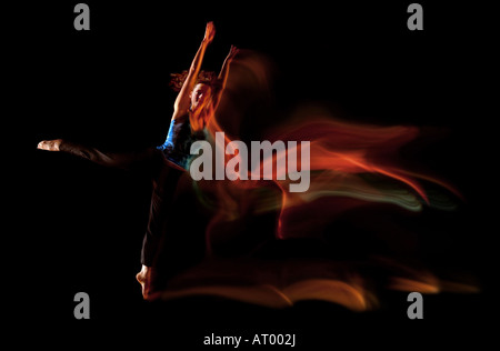 Light-lighttrail blackbackground sentier danseuse femme saut saut saut dans l'obscurité des ombres fantomatiques mouvements anormaux Banque D'Images