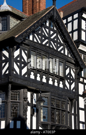 Les bâtiments de style Tudor dans 'Les lignes' à Chester dans le comté de Cheshire dans le nord-ouest de l'Angleterre Banque D'Images