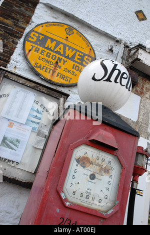 Photographe Howard Barlow - pompes à essence désaffectées dans St Mawes, Cornwall Banque D'Images