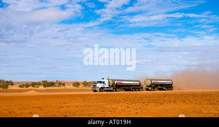 Road train dans l'arrière-pays australien Banque D'Images