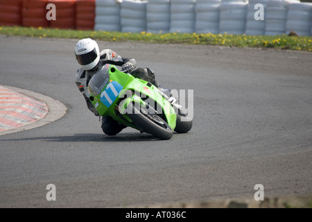 Motorcycle Racer course de trois sœurs Banque D'Images