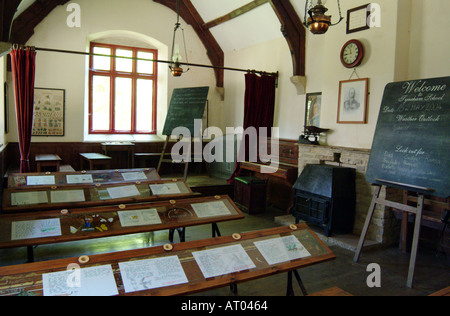 Tyneham Classe de l'école du village en usage jusqu'à ce que prise par l'Armée britannique en 1943 près de crique de Lulworth Dorset England UK Banque D'Images