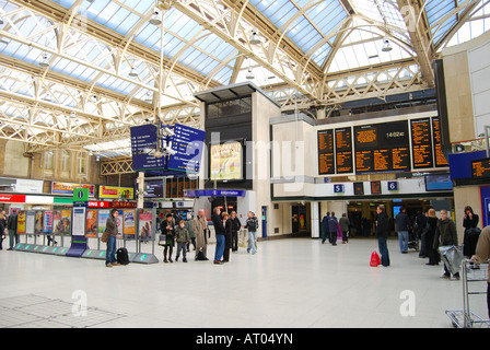 Vue intérieure de la gare de Charing Cross, The Strand, Charing Cross, City of Westminster, Greater London, Angleterre, Royaume-Uni Banque D'Images