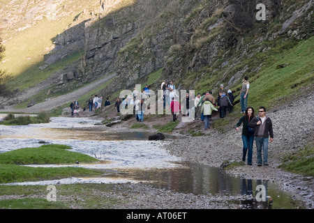 Les foules à Dovedale, parc national de Peak District, Derbyshire, Royaume-Uni Banque D'Images