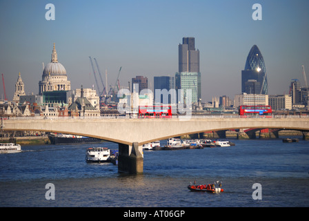 Vue sur la Tamise et le pont de Waterloo City de Londres Banque D'Images