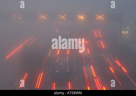 Streak feux vers le Nord au cours de l'aube le brouillard rend dangereux pour les conducteurs de voitures sur autoroute M25 au croisement de la Dartford Bridge Essex Banque D'Images