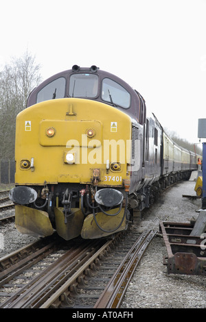 La classe 37 EWS locomotive tirant un train de passagers Banque D'Images