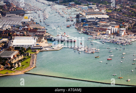 Vue aérienne de l'entrée du port de Cowes. Île de Wight. River Medina, Yacht Haven Marina, ferry Red Funnel. Soirée d'été. Banque D'Images