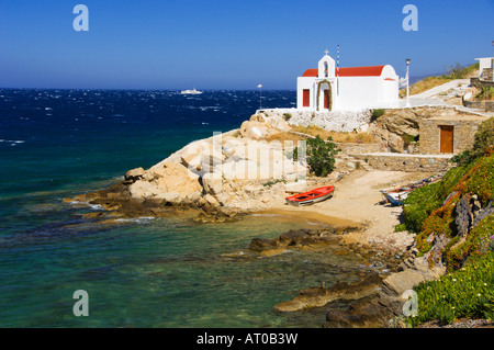 Une petite église donnant sur la mer Égée sur l'île grecque de Mykonos Grèce Banque D'Images