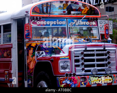 Diablo Rojo bus panaméens sont connus localement sous le nom de Diables Rouges en raison de la vitesse à laquelle ils conduisent Banque D'Images