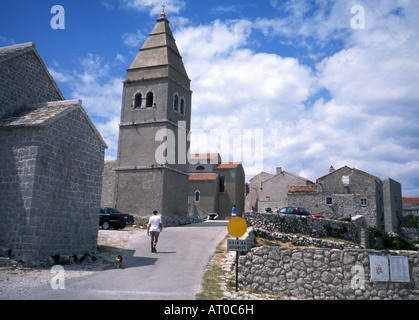 Petit village de Lubenice, sur l'Ile de Cres, mer Adriatique. Lieu touristique célèbre dans l'heure d'été. Banque D'Images