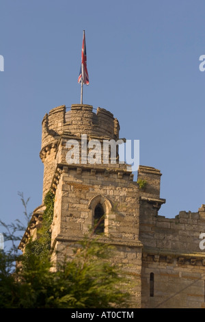 Drapeau d'Union Jack survolant la tour du château de Lincoln, Lincolnshire, Angleterre. Banque D'Images