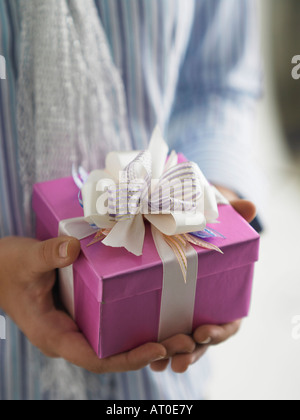 Close up of hand avec présent Banque D'Images