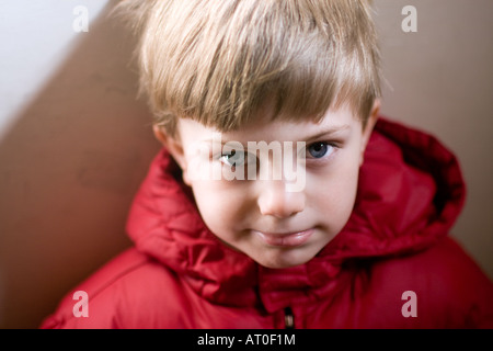 Cute boy à la recherche comme il est en difficulté Banque D'Images