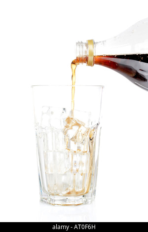 Verser de soude dans un verre vide avec des cubes de glace réfléchi sur fond blanc DOF peu profondes Banque D'Images