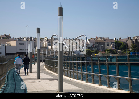 HOLYHEAD ISLE OF ANGLESEY AU NORD DU PAYS DE GALLES Royaume-uni juillet deux jeunes hommes marchant le long de la Celtic Gateway Bridge Banque D'Images