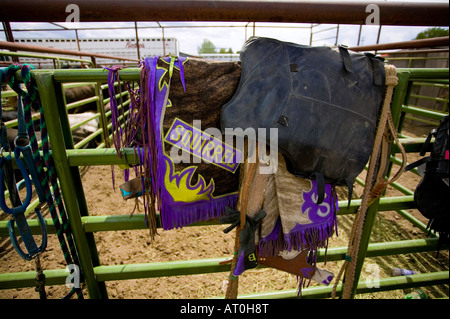 Équipement d'équitation se suspendre à une porte dans les chutes à la vallée du Jourdain Rodeo Banque D'Images