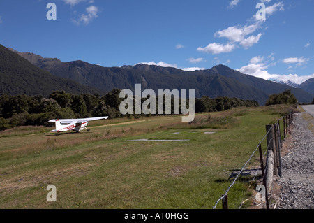 Avion Cessna, prendre les gens sur un vol panoramique, dans le cadre de l'expérience de la Sibérie, Makarora, île du Sud, Nouvelle-Zélande Banque D'Images
