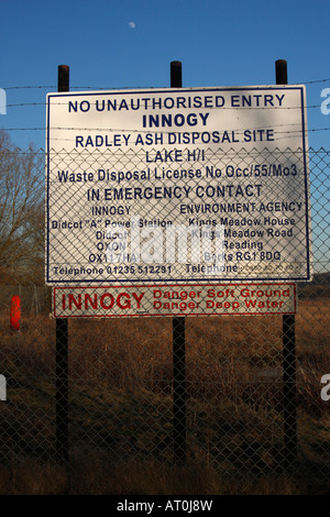 'Radley Lacs' panneau d'avertissement, d'élimination des déchets de cendres site pour idcot "Power Station", Radley, Oxfordshire, UK Banque D'Images