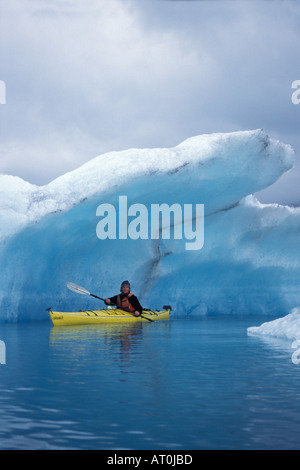 La kayakiste à côté d'un iceberg dans le lac Glacier Ours Kenai Fjords National Park centre sud de l'Alaska Banque D'Images