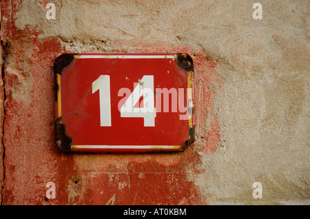Numéro de porte 14 SUR UN VIEUX MUR ARRIÈRE-PLAN Banque D'Images
