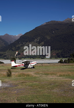 Avion Cessna, prendre les gens sur un vol panoramique, dans le cadre de l'expérience de la Sibérie, Makarora, île du Sud, Nouvelle-Zélande Banque D'Images