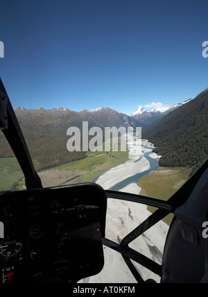 Vues de l'hélicoptère de Wilkin Valley & River et des pics de montagne de Mount Aspiring National Park, South Island, New Zealand Banque D'Images