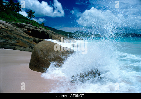 Vagues plus gros rocher aux Seychelles Banque D'Images