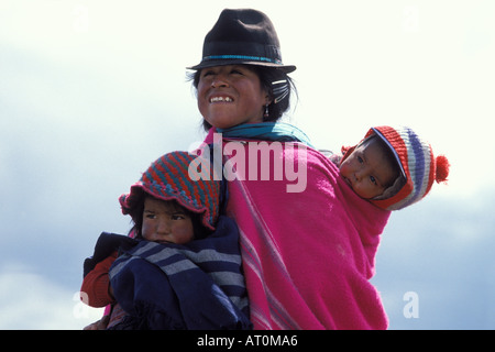 Jeune autochtone mère d'Amérique du Sud avec ses deux enfants dans les montagnes des Andes Equateur Amérique du Sud Banque D'Images