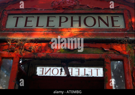 British Red phone box, 'close up' détail de old rusty cabine téléphonique avec des éclats de verre, England, UK Banque D'Images