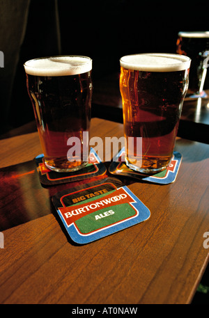 Deux pintes de bière sur bière pub table avec tapis, Pays de Galles, 1980 Banque D'Images