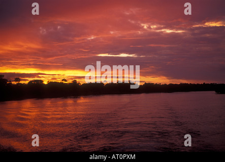 Le coucher du soleil, soir, crépuscule, crépuscule, Nightfall, Zambezi River, près de Victoria Falls, Matabeleland North Province, le Zimbabwe, l'Afrique Banque D'Images