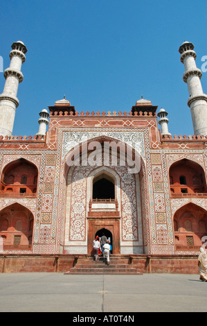 La verticale de près de l'entrée principale du grand grès rouge d'Akbar à Sikandra. Banque D'Images