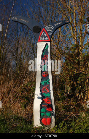 [Millénaire Milepost], Sustrans National Cycle Network, la Route 5 à Radley entre Oxford et d'Abingdon, Oxfordshire, England, UK Banque D'Images