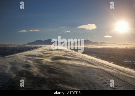 Pipeline de l'Alaska Route de transport et au coucher du soleil au cours d'une tempête de vent au-dessous de zéro 20 Versant Nord de la chaîne de Brooks centre de l'Arctique en Alaska Banque D'Images