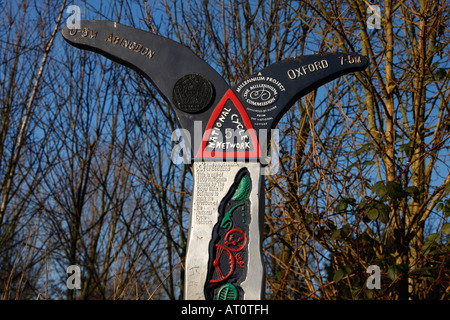 [Millénaire Milepost], Sustrans National Cycle Network, la Route 5 à Radley entre Oxford et d'Abingdon, Oxfordshire, England, UK Banque D'Images