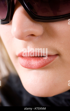 Close up of Beautiful woman wearing sunglasses Banque D'Images