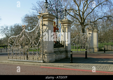 La Reine Mère portes officiellement connu sous le nom de la reine Elizabeth Gates, entrée à Hyde Park, Londres Banque D'Images