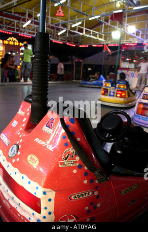 Voitures de butoir sur l'action fun fair foire Banque D'Images