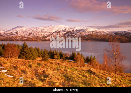 Coucher de soleil d'hiver au Loch Katrine, un réservoir clé dans l'eau pour la ville de Glascow dans le parc national des trossachs en Écosse, au Royaume-Uni Banque D'Images