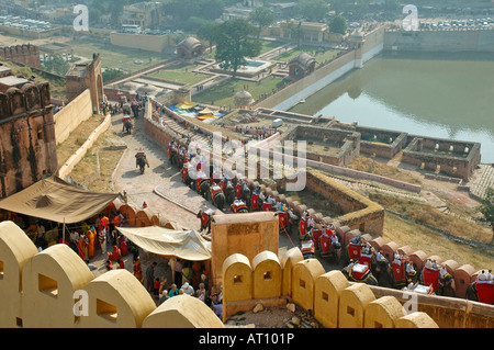 L'horizontale Vue aérienne d'une procession d'éléphants travaillant dans une file d'attente à l'entrée de l'Amber Palace près de Jaipur Banque D'Images