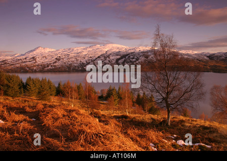 Coucher de soleil d'hiver au Loch Katrine, un réservoir clé dans l'eau pour la ville de Glascow dans le parc national des trossachs en Écosse, au Royaume-Uni Banque D'Images